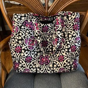 VERA BRADLEY HAND BAG. Barely used